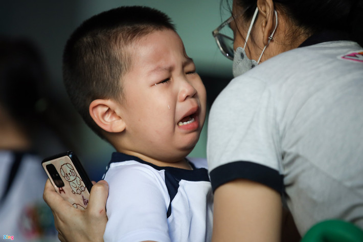 Nhà trường sắp xếp cán bộ y tế đo nhiệt độ, rửa tay, phân luồng, đưa trẻ vào lớp học.