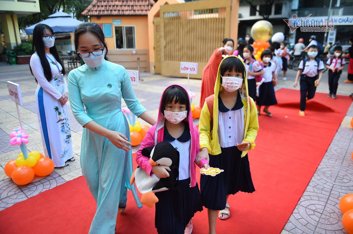 “Tôi đã tưởng từ đầu tuần này trở đi, khi hai con cùng đến lớp, tôi sẽ được trở lại với nhịp làm việc sinh hoạt như trước khi dịch bệnh bùng phát. Tuy nhiên, vẫn còn một bé ở nhà thì tôi phải tiếp tục làm việc online thôi. Hy vọng rằng con cũng sớm được đến trường, có bạn bè, được các cô dạy dỗ chứ không chỉ loanh quanh với mẹ như suốt mấy tháng qua”, chị Quỳnh chia sẻ.