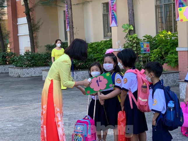 Để đảm bảo các biện pháp phòng dịch COVID-19 trong thời gian đầu, hôm nay trường tiểu học Nguyễn Đình Chiểu chủ yếu đón các học sinh lớp 1 và lớp 2, sau đó sẽ tổ chức đón các khối còn lại vào những ngày sắp tới.