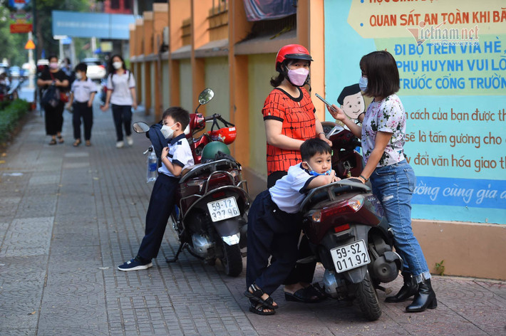 Các bé lớp 1 khá ngỡ ngàng khi lần đầu đến trường.