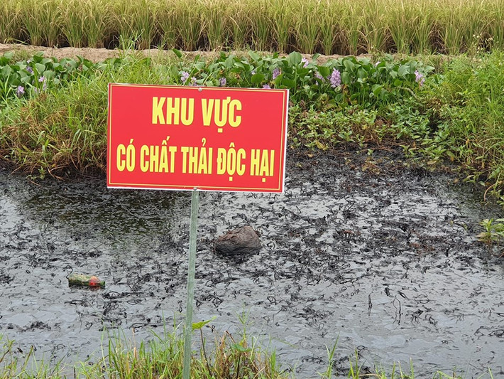 Hiện nay các cơ quan chức năng đã đặt biển báo Khu vực có chất thải độc hại để người dân tránh lội qua. Đồng thời điều tra làm rõ nguyên nhân vụ việc và xử lý theo quy định của pháp luật. Kiến Thức sẽ tiếp tục cập nhật thông tin vụ việc trên...