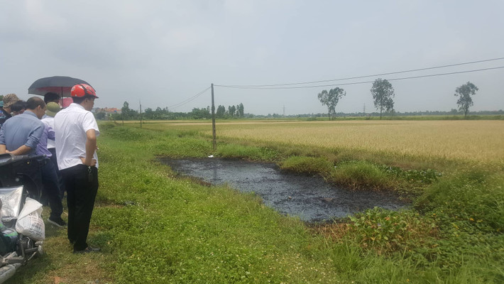 Mới đây, ngày 20/5, ông Nguyễn Trọng Nhưỡng, chủ tịch UBND huyện Vĩnh Bảo trực tiếp cùng các ban ngành liên quan của huyện xuống khu vực mương nước mà người phụ nữ gặp nạn.