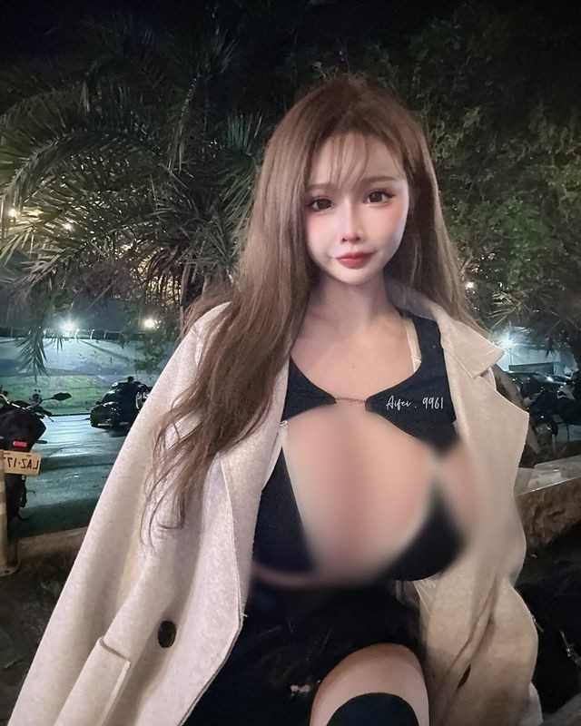 Cô nàng không phải là người mẫu chỉ biết tạo dáng chụp ảnh bên xe mà thường xuyên sử dụng những chiếc xe đó.