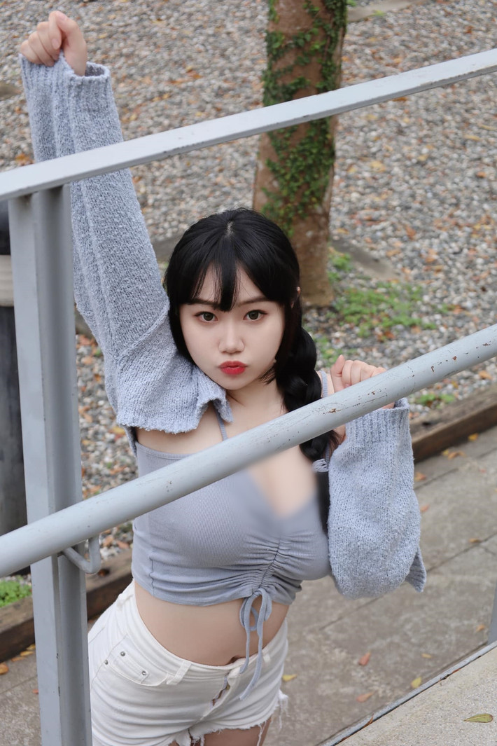 Phong cách thời trang của Vĩnh Hàm Hoàng cũng theo hướng trưởng thành, quyến rũ.