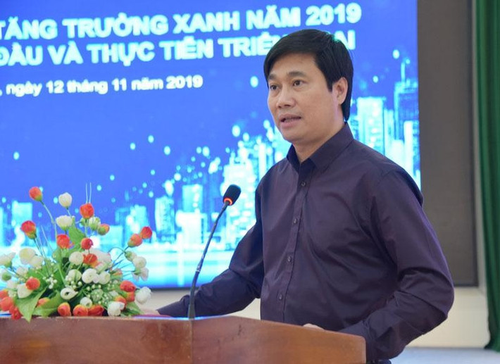 Ông Nguyễn Tường Văn sinh năm 1971, quê Hải Phòng. Trình độ chuyên môn: Tiến sĩ Kinh tế Đại học quốc gia Úc (Australia National University); Trình độ lý luận chính trị: Cao cấp lý luận.