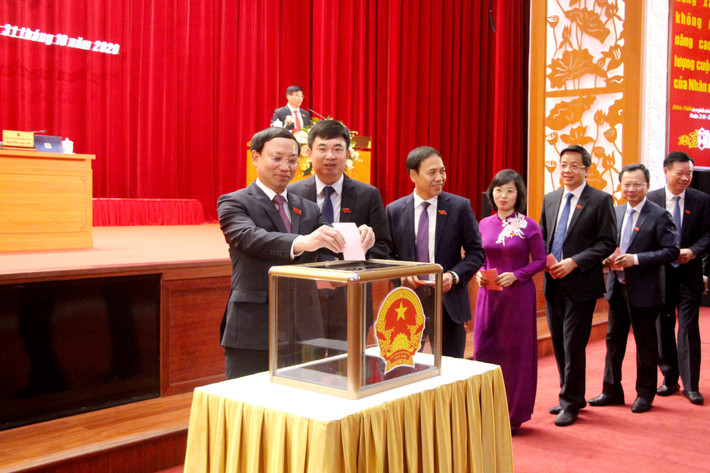 Các đại biểu đã quyết định việc miễn nhiệm chức vụ Chủ tịch UBND tỉnh Quảng Ninh đối với ông Nguyễn Văn Thắng do đã được Bộ Chính trị quyết định điều động, phân công, chỉ định tham gia Ban Chấp hành, Ban Thường vụ Tỉnh ủy Điện Biên, nhiệm kỳ 2020 - 2025 và được bầu làm Bí thư Tỉnh ủy Quảng Ninh. Đồng thời, nhất trí miễn nhiệm chức vụ Phó Chủ tịch UBND tỉnh đối với ông Đặng Huy Hậu do đã được nghỉ hưu theo chế độ.
