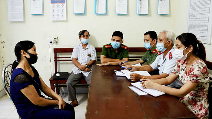 Đăng tin chữa khỏi COVID-19 bằng Pháp luân công, bị phạt 10 triệu đồng: Người bị xử phạt là Nguyễn Thị Tuyết (SN 1965, trú tại phường Yên Bình, TP Tam Điệp, Ninh Bình). Sáng 13/8, Tuyết sử dụng tài khoản Facebook “Quang Minh” đăng tải, chia sẻ bài viết trên mạng xã hội với nội dung “Nhờ niệm 9 chữ chân ngôn” Pháp luân công để chữa khỏi COVID -19 và khẳng định trong vòng 10 ngày chuyển từ dương tính sang âm tính, không còn triệu chứng “Không 1 viên thuốc, không 1 phương cách nào khác”. Thông tin này là bịa đặt, không có cơ sở khoa học, gây hoang mang trong nhân dân.