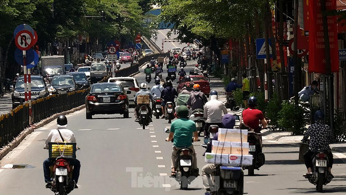 Tại các nút giao thông, người tham gia giao thông đều đeo khẩu trang nhưng khi đứng dừng, chờ đèn tín hiệu giao thông đều không bảo đảm khoảng cách an toàn 2m.