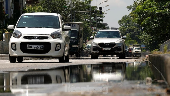 Ghi nhận trong các tuần qua, lượng người ra đường ở Hà Nội đã giảm hẳn với trước đây, song nhiều tuyến phố vẫn khá đông phương tiện qua lại, thậm chí có một số tuyến đường đông bất thường.