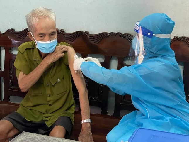 Trong buổi sáng nay đội tiêm đã thăm khám và tiêm được cho 20 người dân ở phường Tân Sơn Nhì, quận Tân Phú