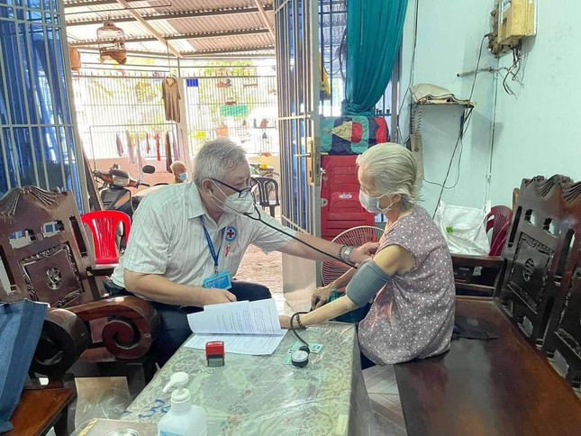Tuy nhiên, rất nhiều cụ ông cụ bà lớn tuổi và bị bệnh không đến tiêm được buộc lực lượng y tế nơi đây thành lập các đội tiêm lưu động đến tận nhà tiêm cho các cụ