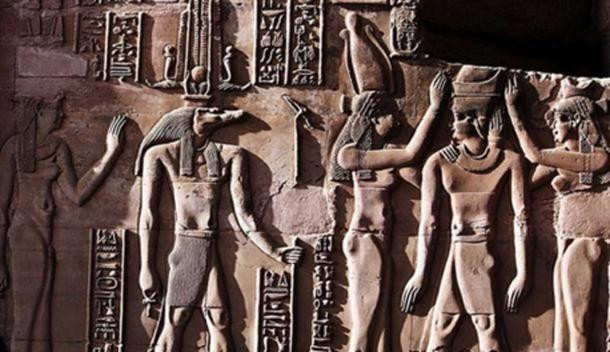 Thần Sobek được mô tả có đầu cá sấu gắn với cơ thể của một người đàn ông. Nhiều đền thờ của vị thần này được xây dựng khắp Ai Cập và được người dân ướp xác cá sấu để thể hiện sự tôn kính, sùng bái.