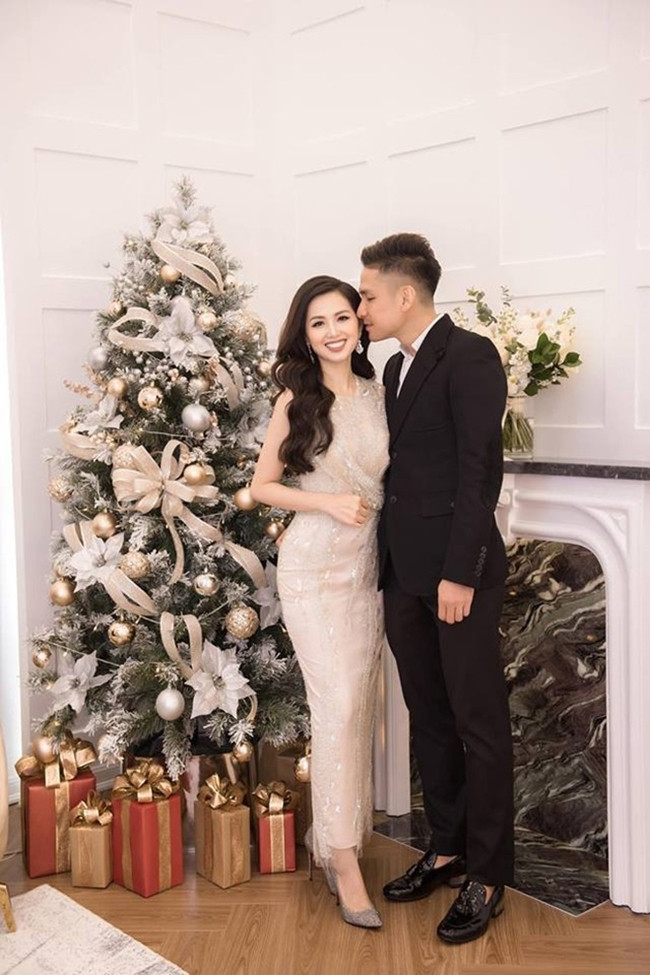 Chồng doanh nhân luôn tháp tùng vợ trong những dịp đặc biệt. Cả hai cũng không ngần ngại công khai những hình ảnh tình cảm khiến nhiều người ngưỡng mộ.