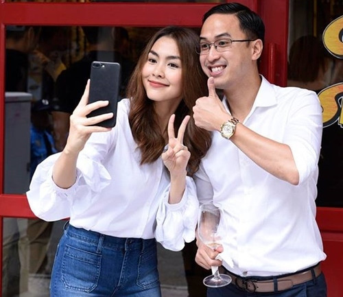 Tăng Thanh Hà luôn khiến bao người phải ngưỡng mộ vì được gả vào gia đình giàu có. Sau khi kết hôn, cô tạm rời xa showbiz. Kết hôn được 4 năm, nữ diễn viên 'Bỗng dưng muốn khóc' chào đón quý tử đầu lòng năm 2015 và cô công chúa vào năm 2017.