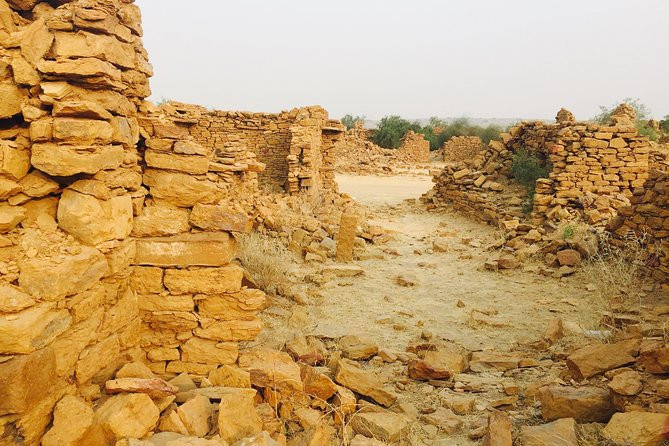 Một số câu chuyện nói về việc có vài người từng cố gắng sinh sống ở làng Kuldhara sau khi người ta bỏ đi.