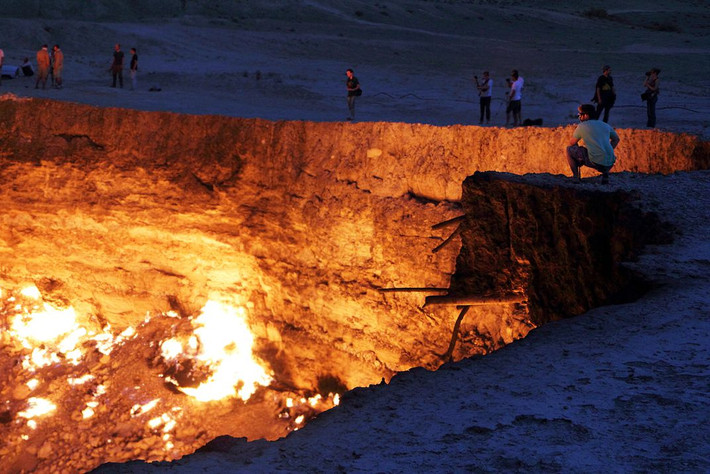 Theo đó, Turkmenistan biến miệng hố Derweze trở thành địa điểm du lịch thu hút du khách nước ngoài.