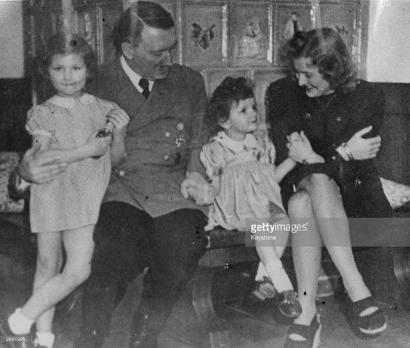 Mỗi khi Hitler tiếp những vị khách quan trọng tại nhà riêng ở Berghof, người tình của y được đưa về phòng riêng. Theo đó, chỉ có một số quan chức cấp cao của Đức quốc xã biết rõ về mối quan hệ của Hitler với Eva Braun.