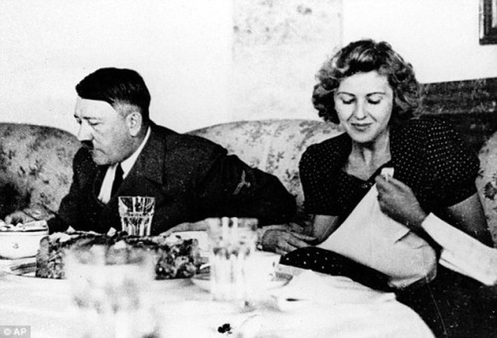 Hitler cũng cấm người tình đi máy bay ra khỏi khu vực trên hay tự lái ô tô. Không những vậy, nhà độc tài Đức quốc xã còn cấm người hầu trong nhà và toàn vùng Berghof trò chuyện với Eva Braun.