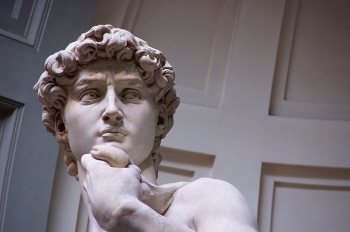Michelangelo là một trong những nhân vật lịch sử được biết đến rộng rãi. Ông là nhà điêu khắc, họa sĩ và nhà thơ người Italy xuất sắc thời Phục Hưng.