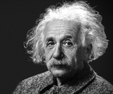 Vào ngày 2/8/1939, một tháng trước khi Thế chiến 2 nổ ra, Albert Einstein đặt bút ký vào lá thư dài 2 trang gửi cho Tổng thống Mỹ Franklin D. Roosevelt nói về bom hạt nhân.