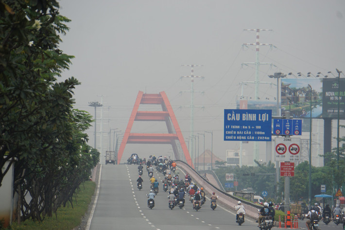 "Không biết vì sương hay bụi mà hôm nay tôi chạy trên con đường này có cảm giác khá cay mắt", anh Minh Đạt, nhà gần khu chế xuất Linh Xuân kể.