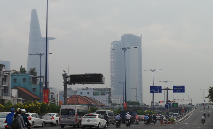 Theo ghi nhận, nhiều khu vực ở TP HCM có hiện tượng sương mờ đục, hạn chế tầm nhìn kéo dài từ sáng đến chiều tối.