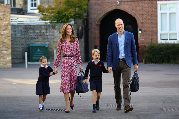 Công chúa Charlotte xứ Cambridge của Anh (trái), cùng mẹ cô, Catherine, nữ công tước xứ Cambridge; anh trai, Hoàng tử George xứ Cambridge, và cha, Hoàng tử Anh William, công tước xứ Cambridge, trong ngày đầu đến trường tại Thomas's Battersea ở London, ngày 5/9.