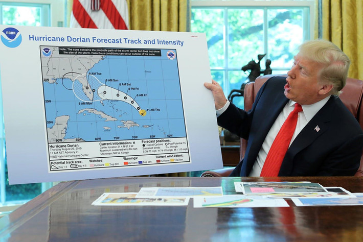 Tổng thống Mỹ Donald Trump cầm bản đồ cho thấy đường đi dự kiến của bão Dorian, bao gồm đường vẽ thêm ở bang Alabama, trong cuộc họp trong Phòng Bầu dục của Nhà Trắng, ngày 4/9. Ông Trump nói bản đồ này là dự đoán ban đầu. Tuy nhiên, hình ảnh tương tự được Nhà Trắng công bố tuần trước không bao gồm bất kỳ tác động nào đến Alabama trong dự báo. Ảnh: Reuters.