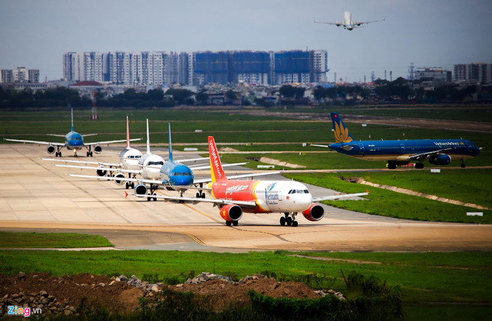 Vào giờ cao điểm, máy bay của các hãng hàng không cất, hạ cánh liên tục, xếp hàng dài chờ tới lượt. Tân Sơn Nhất là cảng hàng không nhộn nhịp nhất Việt Nam với hơn 38 triệu lượt khách năm 2018, vượt xa công suất thiết kế 25 triệu lượt/năm. Ảnh: Quỳnh Danh.