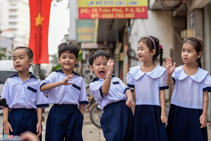 Đã 6 năm trôi qua, vợ chồng anh Nguyễn Thanh Hiếu, chị Lê Huỳnh Anh Thư vẫn cảm thấy như trải qua một giấc mơ về sự xuất hiện kỳ diệu của 5 đứa con. Ngày 5/9, những đứa trẻ ấy bước vào lớp 1. Ảnh: Quỳnh Trang.