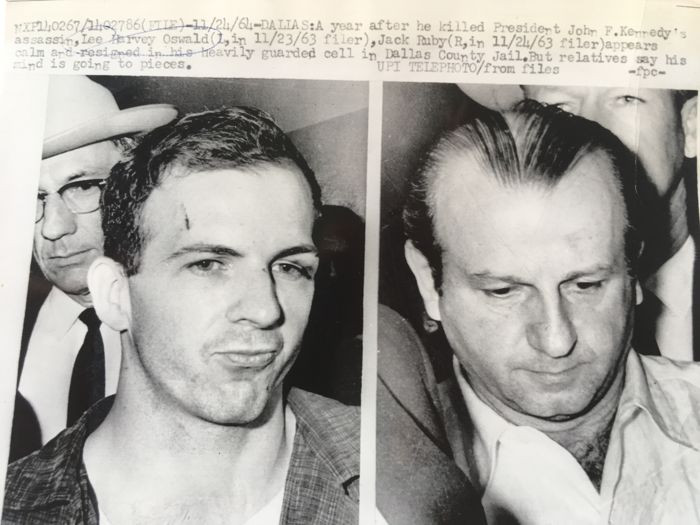Theo giả thuyết này, nhân vật bí ẩn thuê Oswald sám sát Tổng thống Kennedy. Khi Oswald bị bắt, người này đã ra lệnh cho Jack Ruby giết gã để bịt đầu mối.