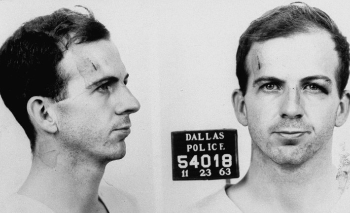 Hơn 1 giờ sau khi Tổng thống Kennedy bị ám sát, Lee Harvey Oswald bị FBI, cảnh sát bắt giữ. Ban đầu, gã bị bắt vì sát hại cảnh sát J. D. Tippit, người bị bắn chết trên một con phố ở Dallas. Vụ án mạng diễn ra chỉ 45 phút sau khi Tổng thống Mỹ bị bắn.