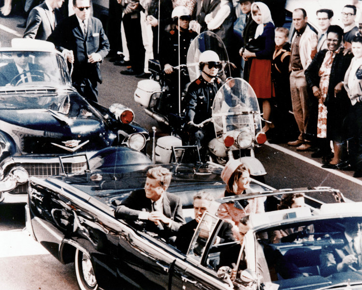 Vụ ám sát Tổng thống Kennedy ngày 22/11/1963 là một sự kiện lịch sử gây chấn động dư luận Mỹ cũng như thế giới. Vụ việc này đến nay vẫn ẩn chứa nhiều bí ẩn chưa được làm sáng tỏ.