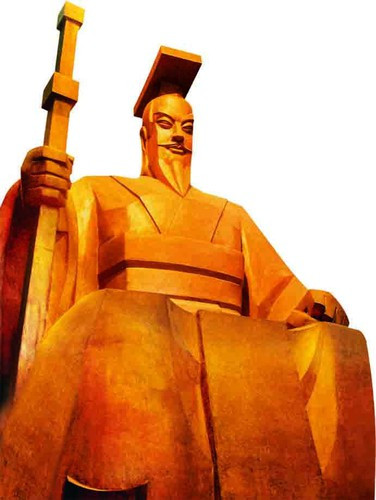 Xung quanh khu mộ của Hoàng Đế là khu rừng bách xanh tốt. Một số cây bách có kích thước "khủng" khi cao tới gần 20m và phải tới 7 - 8 người ôm thân cây mới hết.