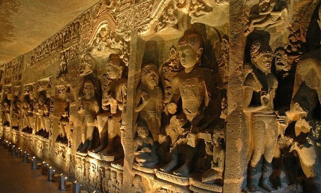 Theo các chuyên gia, hệ thống hang động Ajanta gồm 30 hang. Mỗi hang được các chuyên gia đánh theo số thứ tự.