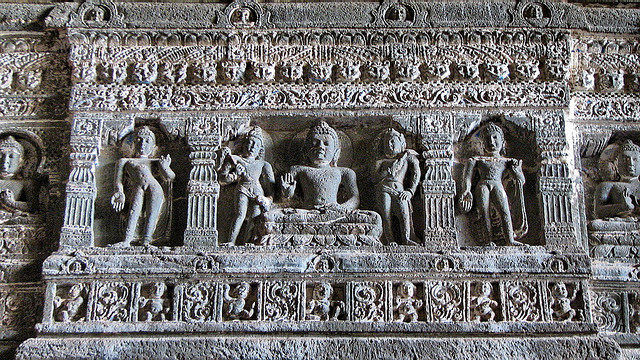 Hệ thống hang động Ajanta được tạo ra trong 2 thời kỳ. Cụ thể, các hang số 8, 9, 10, 12, 13, 15A được xây dựng vào giai đoạn đầu thế kỷ 2 trước Công nguyên. Những hang này mang đậm màu sắc của Phật giáo nguyên thủy.