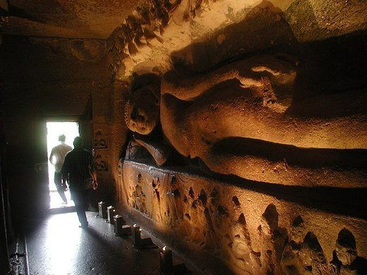 Ajanta được bố trí theo hình móng ngựa với các hang động khoét sâu vào bên trong vách núi đá thẳng đứng cao 76m. Toàn bộ hang động do bàn tay con người tạo ra.
