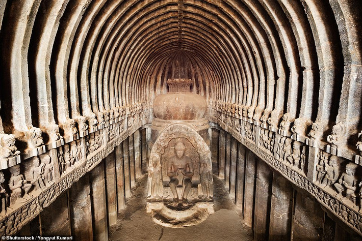 Nằm trong khu rừng rậm hoang vu của cao nguyên Deccan, Ấn Độ, hệ thống hang động Ajanta có hàng ngàn tượng Phật được tình cờ phát hiện vào năm 1819.