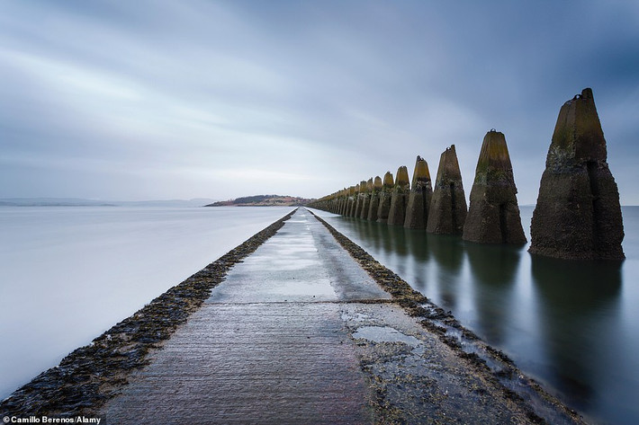 Con đường dẫn đến đến đảo Cramond, Edinburgh, Anh là nơi xứ sở xương mù đặt nhiều ụ súng để đối đầu với quân phát xít Đức.