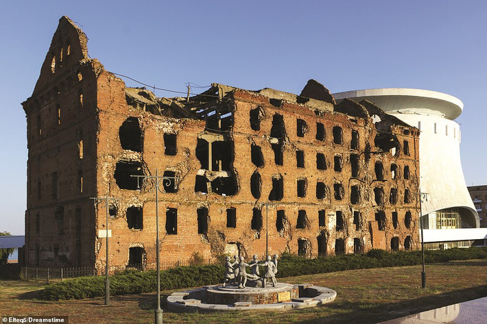 Được xây dựng vào năm 1903, Old Steam Mill là tòa nhà ở Stalingrad, Liên Xô tồn tại sau Thế chiến 2 như là một minh chứng cho sự khốc liệt của cuộc chiến.