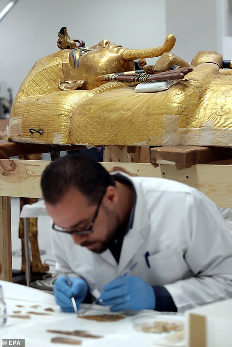 Chính vì vậy, các chuyên gia nhanh chóng tiến hành dự án phục hồi cỗ quan tài vàng của Tutankhamun để tránh nó bị hư hại ngày càng nặng hơn.