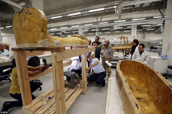 Theo dự kiến, quá trình phục hồi và sửa chữa quan tài gỗ mạ vàng của Tutankhamun kéo dài trong khoảng 8 tháng.