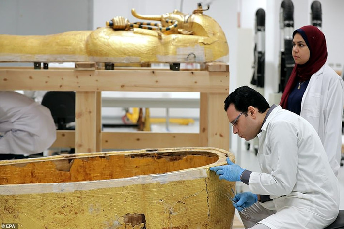 Lần đầu tiên các chuyên gia Ai Cập tiến hành dự án phục hồi quan tài mạ vàng của pharaoh nổi tiếng cổ đại Tutankhamun sau gần 100 năm kể từ khi phát hiện lăng mộ của ông.