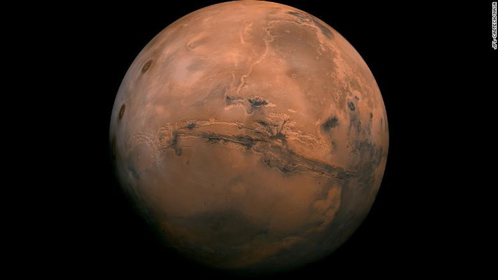 Valles Marineris là một hệ thống các hẻm núi chạy dọc theo bề mặt Hỏa tinh. Nó có chiều dài hơn 2.000 km và sâu tới 8 km.