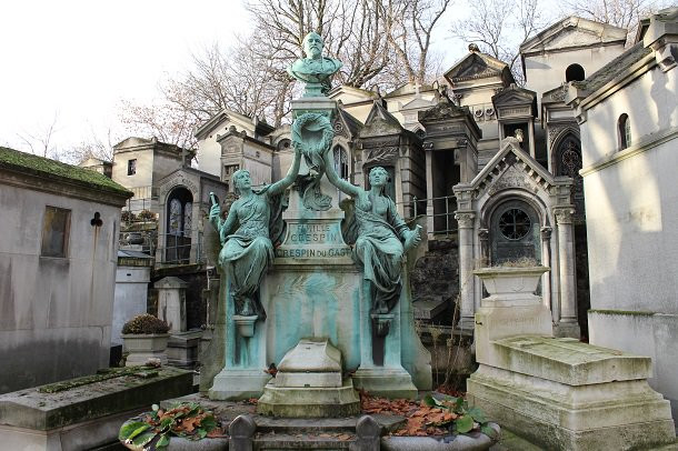 Nằm ở thủ đô Paris, Pháp, nghĩa trang Père Lachaise được đặt theo tên của vị linh mục lắng nghe những lời thú tội của Vua Louis XIV.