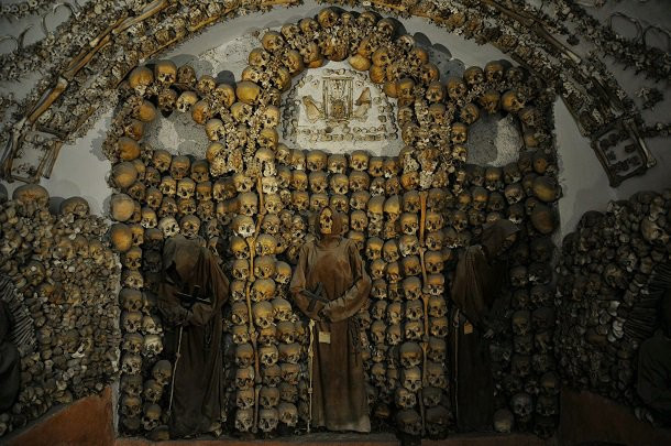 Hầm mộ Capuchin ở Rome, Italy là một trong những nơi chôn cất người chết không dành cho người yếu tim. Nguyên do là vì hầm mộ này là nơi yên nghỉ của khoảng 3.700 tu sĩ.