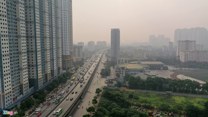 Có nhiều nguyên nhân chính dẫn đến ô nhiễm không khí thủ đô gồm hoạt động giao thông, xây dựng, hoạt động sản xuất công nghiệp. Trong ảnh, khu vực đường vành đai 3 trên cao đoạn đi qua chung cư Kim Văn - Kim Lũ, quận Hoàng Mai lúc 9h sáng 16/9.