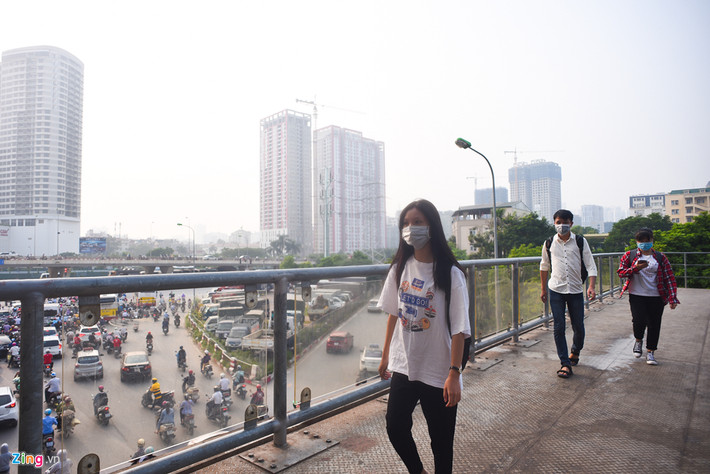 Các nhà khoa học cho biết nếu thang AQI vượt quá 300 là mức nguy hại, cảnh báo sức khoẻ khẩn cấp, mọi người nên ở trong nhà, không nên đi ra ngoài.
