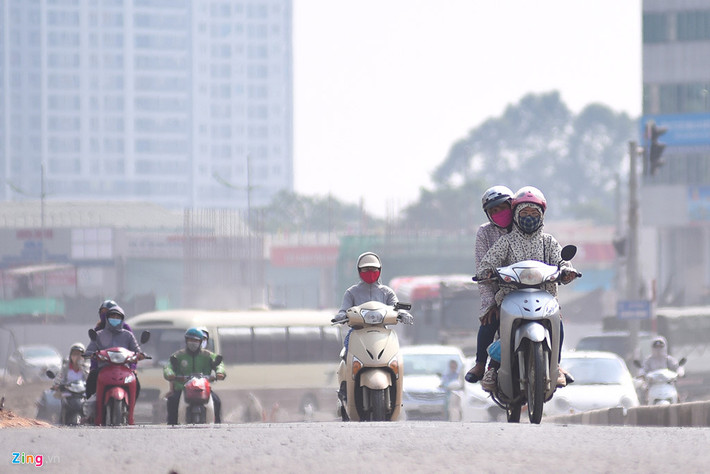 Các phương tiện giao thông đang là một trong những nguyên nhân chính gây ra hiện tượng ô nhiễm bụi. Theo thống kê, thành phố hiện có tới 5,8 triệu xe máy và 0,7 triệu ôtô.