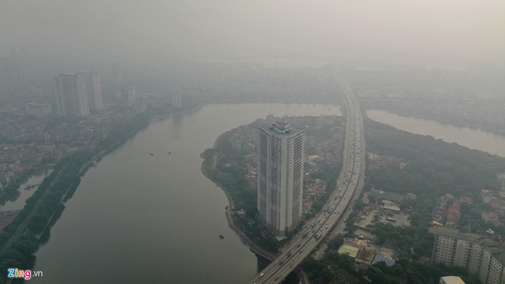 Cảnh mịt mờ tại khu vực bán đảo Linh Đàm (Hoàng Mai) lúc 9h30 khiến nhiều người lầm tưởng là sương mù.
